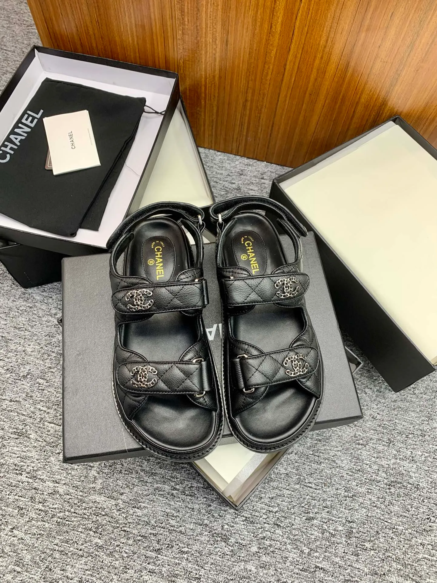 👟👟Ex-factory price 480👟👟 👑Crown👑Top purchasing version✈️ CHANEL Xiaoxiang 2022 spring and summer latest season double C Velcro casual sandals! Summer beach sandals 🏖️! A sandal that is super comfortable on your feet! A must-have classic! ✊Adhere to the original 1:1 mold customization! Feel free to compare! Give you a genuine foot feel! The first choice for high-end customers to purchase ❤️ [Material] 👑 Fabric: Original customized pebbled cowhide/satin buckle 👑 Lining: Original imported water-dyed sheepskin 👑 Outsole: Original open-molded genuine leather outsole [Number of yards] 35-41 (⚠️34/41 needs to be customized, non-refundable and non-exchangeable) [Packaging] 🎁Configured with original packaging
